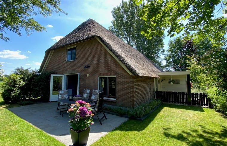 Charmante buitenkant van Vakantiehuisje in Emst met terras, Veluwe, Gelderland.