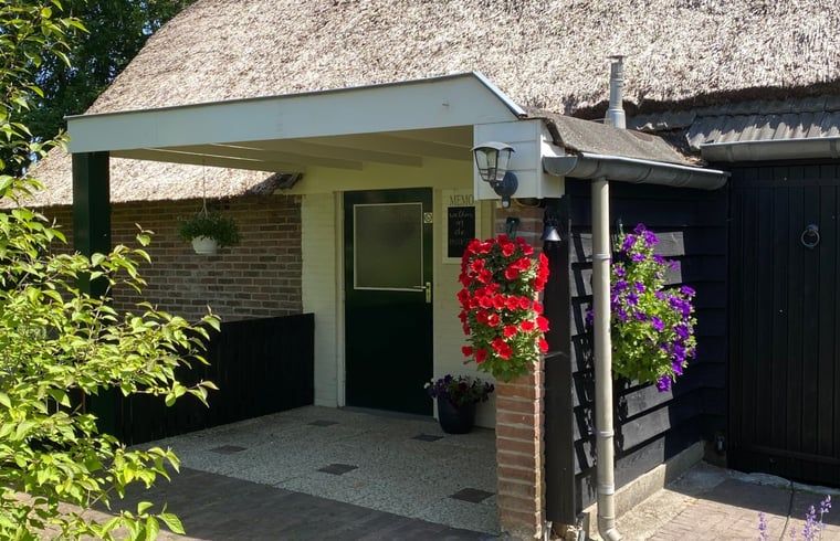 Ingang van Vakantiehuisje in Emst met bloemen, Veluwe, Gelderland.