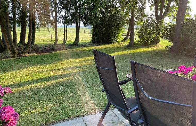 Zonovergoten terras in Vakantiehuisje in Emst met uitzicht op natuur, Veluwe, Gelderland.