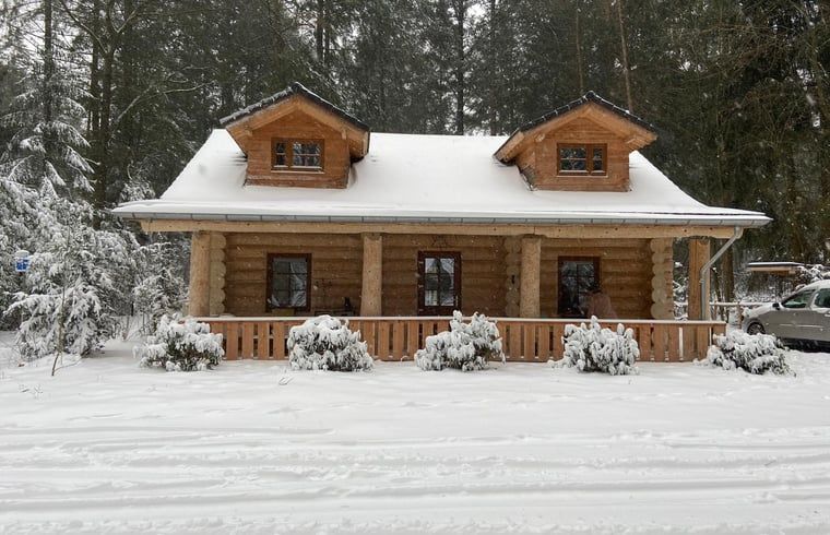 Gemuetliches Ferienhaus in Emst, Veluwe, Gelderland, umgeben von winterlicher Natur und verschneiten Waeldern, ideal fuer eine gemuetliche Flucht.