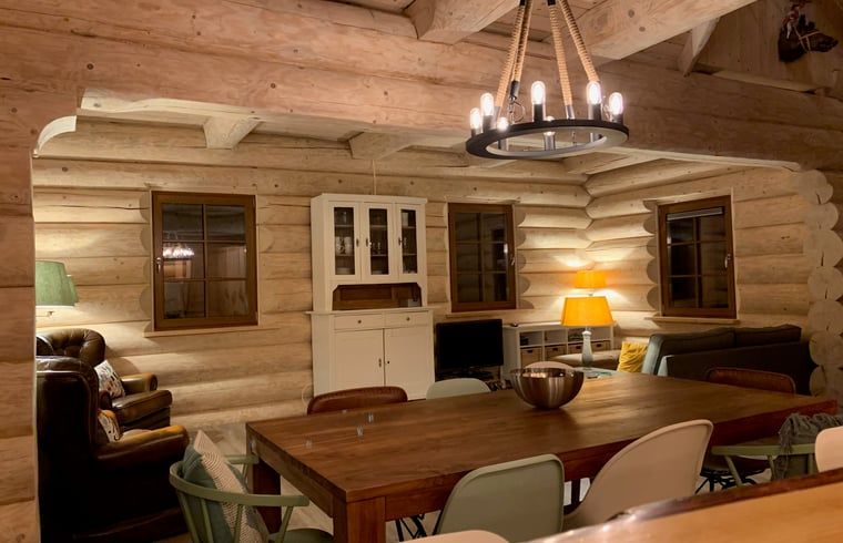 Gemuetlicher Innenbereich des Ferienhauses in Emst, Veluwe, Gelderland mit Holzinterieur und stimmungsvoller Beleuchtung.