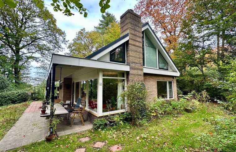 Ferienhaus in Emst in Veluwe, Gelderland, umgeben von ueppiger Natur und einer gemuetlichen Terrasse fuer entspanntes Wohnen im Freien.