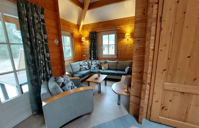 Gezellige zithoek in Huisje in Ermelo, perfect voor ontspanning na een dag in de Veluwse bossen.