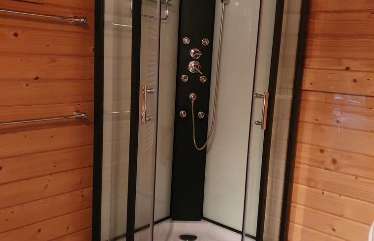 Moderne Duschkabine in einem Ferienhaus in Ermelo, Veluwe, mit Glastueren.