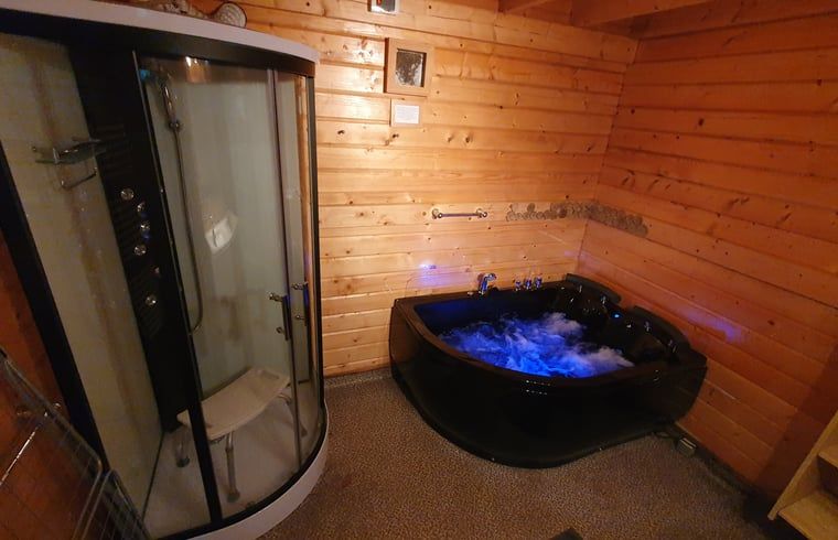 Wellnessbereich mit Jacuzzi und Dusche im Ferienhaus in Ermelo, Veluwe.