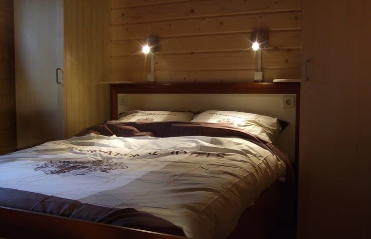 Gemuetliches Schlafzimmer mit stimmungsvoller Beleuchtung im Ferienhaus in Ermelo, Veluwe.