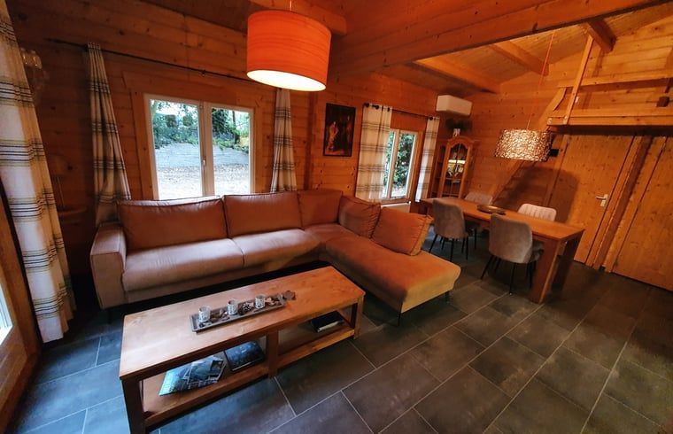 Geraeumiges Wohnzimmer mit bequemen Sofas im Ferienhaus in Ermelo, Veluwe.