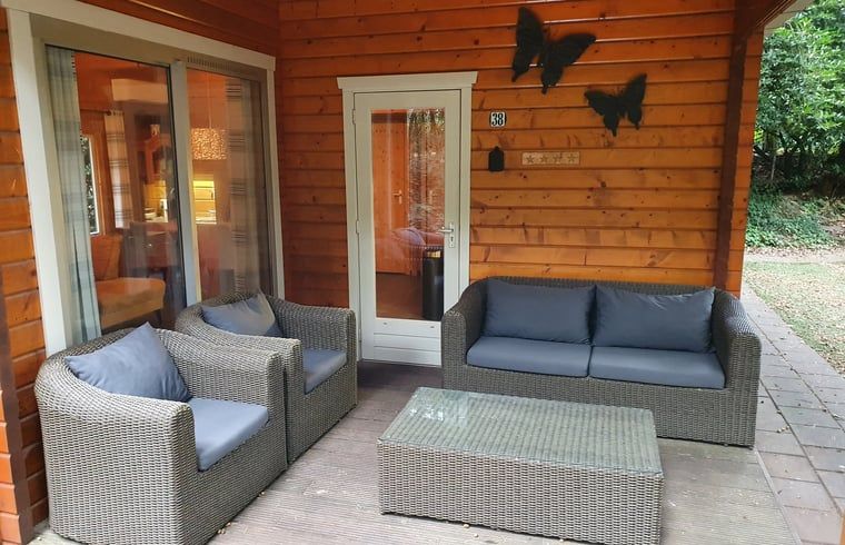 Veranda mit Sitzecke im Ferienhaus in Ermelo, Veluwe, fuer Entspannung im Freien.