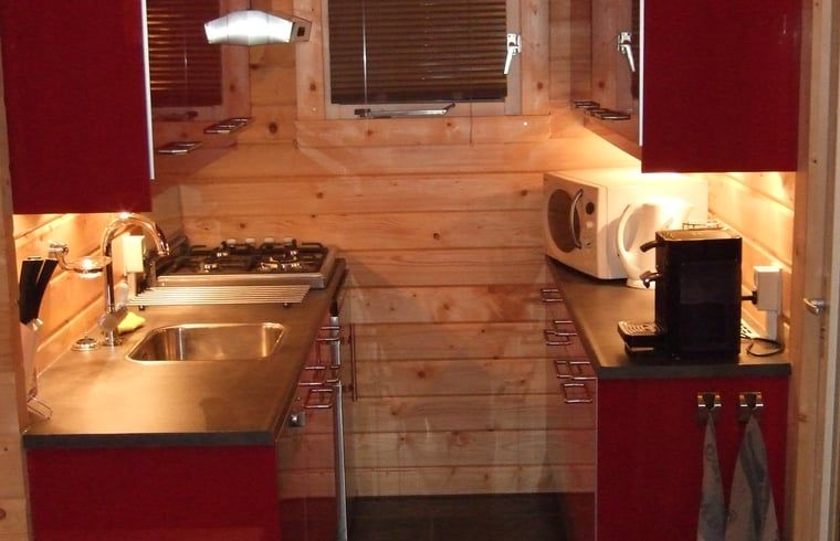 Kompakte Kueche mit modernen Geraeten in einem Ferienhaus in Ermelo, Veluwe.