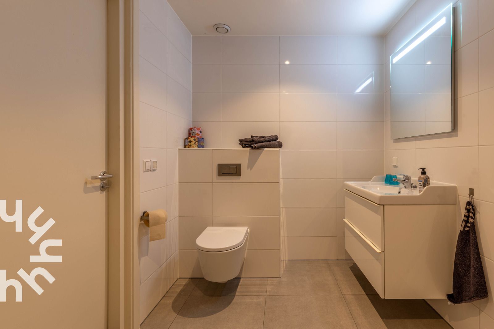 Binnenruimte van vakantiehuis DG1560 in Ermelo, Veluwe, Gelderland met moderne inrichting en gezellige zithoek.