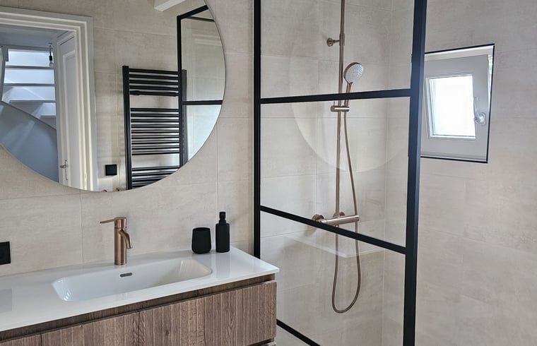 Modernes Badezimmer im Ferienhaus in Ermelo, Veluwe, Gelderland mit stilvoller Dusche und Waschbecken, ideal fuer einen entspannten Aufenthalt.