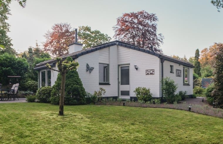 Cottage in Ermelo, vacation home in the Veluwe, Gelderland. Enjoy the serene garden and green surroundings for a relaxing stay.