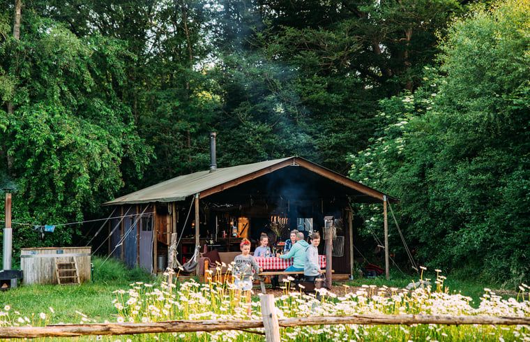 Gezellige veranda bij Huisje in Ermelo, vakantiehuis op de Veluwe, Gelderland.