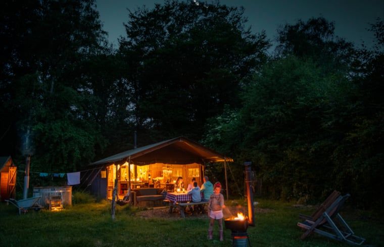 Sfeervolle avond bij Huisje in Ermelo, vakantiehuis op de Veluwe, Gelderland.