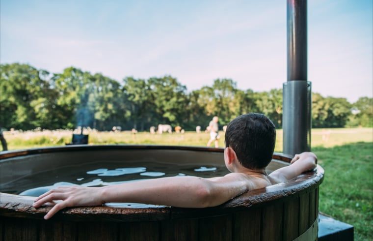 Ontspannen in de hot tub bij Huisje in Ermelo, vakantiewoning op de Veluwe, Gelderland.