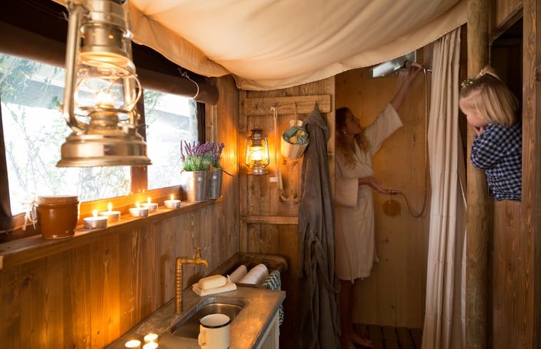 Sfeervolle badkamer in Huisje in Ermelo, vakantiewoning op de Veluwe, Gelderland.