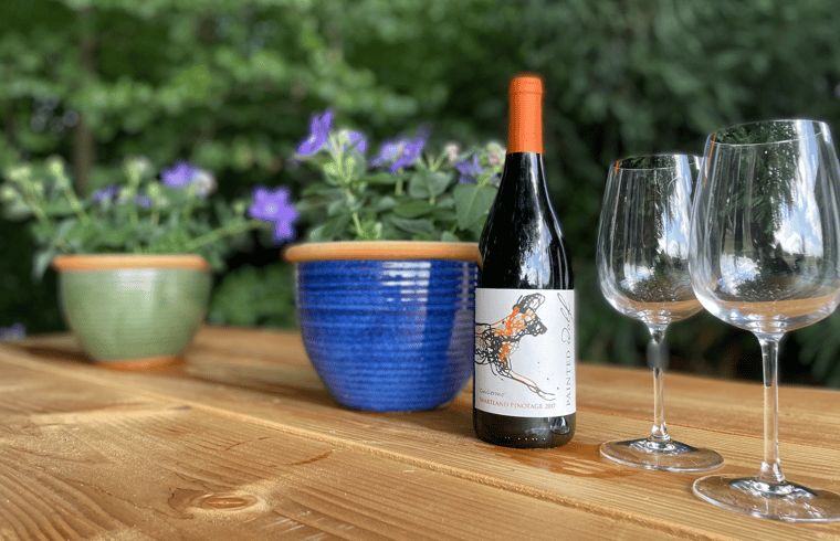 Wein und Glaeser auf dem Tisch im Ferienhaus in Ermelo, Veluwe, Gelderland.