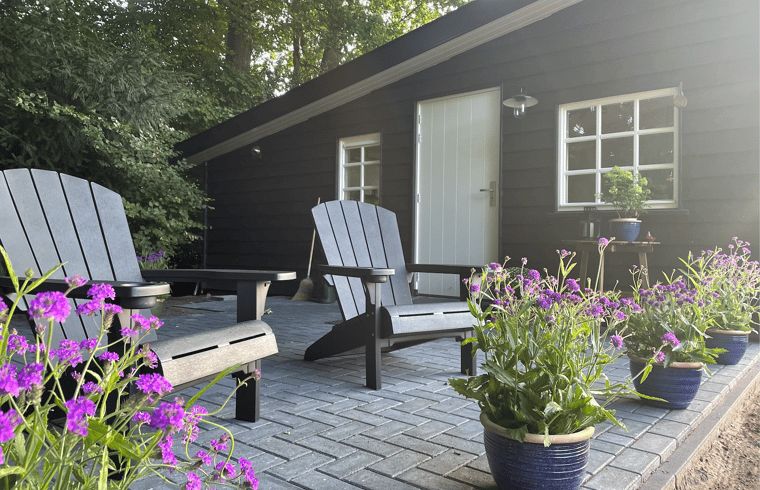 Bequeme Stuehle auf der Terrasse des Ferienhauses in Ermelo, Veluwe, Gelderland.