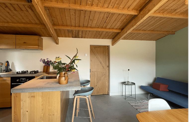 Gemuetliche Kueche und Sitzecke im Ferienhaus in Ermelo, Veluwe, Gelderland.