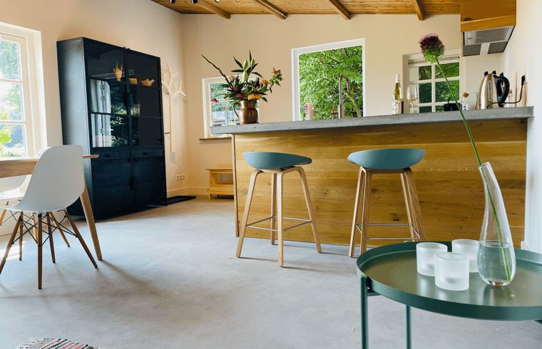 Moderne Kuechenbar im Ferienhaus in Ermelo, Veluwe, Gelderland.