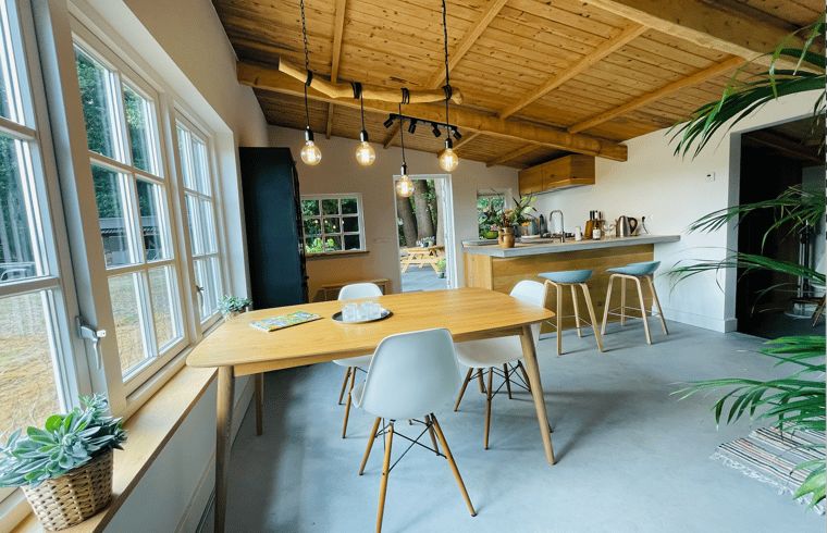 Geraeumiges Esszimmer im Ferienhaus in Ermelo, Veluwe, Gelderland mit Holzdecke.