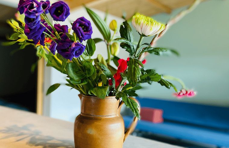 Blumenvase auf dem Tisch in einem Ferienhaus in Ermelo, Veluwe, Gelderland.