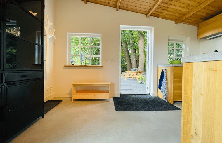 Eingang zum Ferienhaus in Ermelo mit Blick auf die Terrasse, Veluwe, Gelderland.