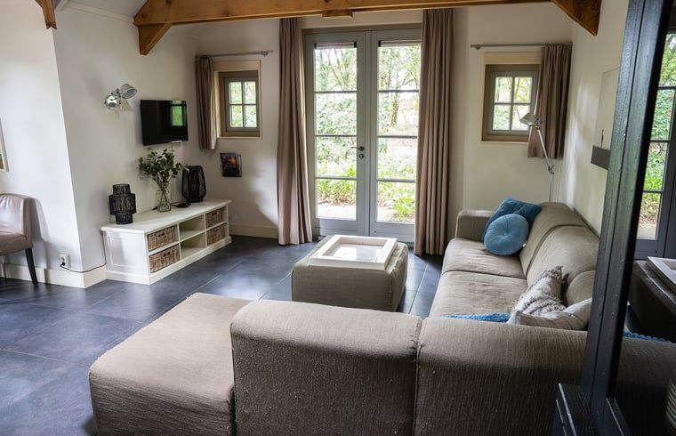 Comfortable living room in Cottage in Ermelo, vacation home in Veluwe, Gelderland overlooking the garden.
