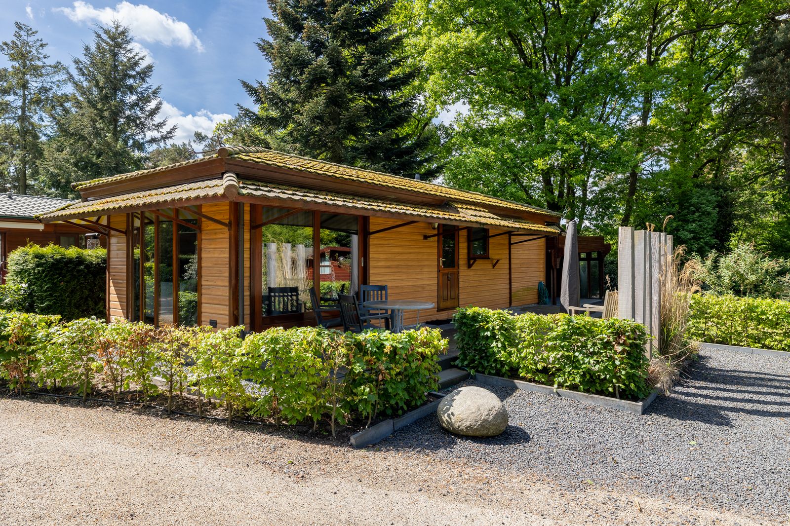 Charmante Glamping Lodge Tiny Lodge in Harderwijk, Veluwe, Gelderland, umgeben von viel Gruen und Ruhe.