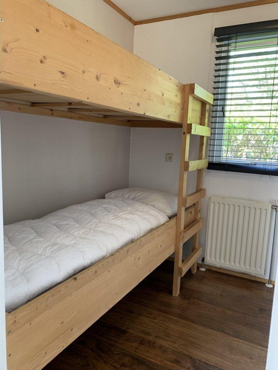 Gemuetliches Kinderzimmer mit Etagenbetten im Ferienhaus Tiny Lodge in Harderwijk, Veluwe, Gelderland.