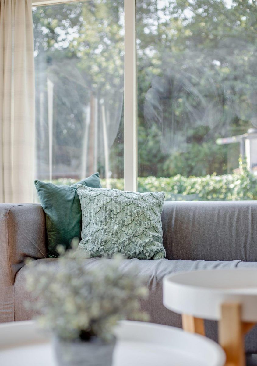 Gemuetliche Sitzecke im Ferienhaus Tiny Lodge in Harderwijk, Veluwe, Gelderland mit Blick auf die Natur.