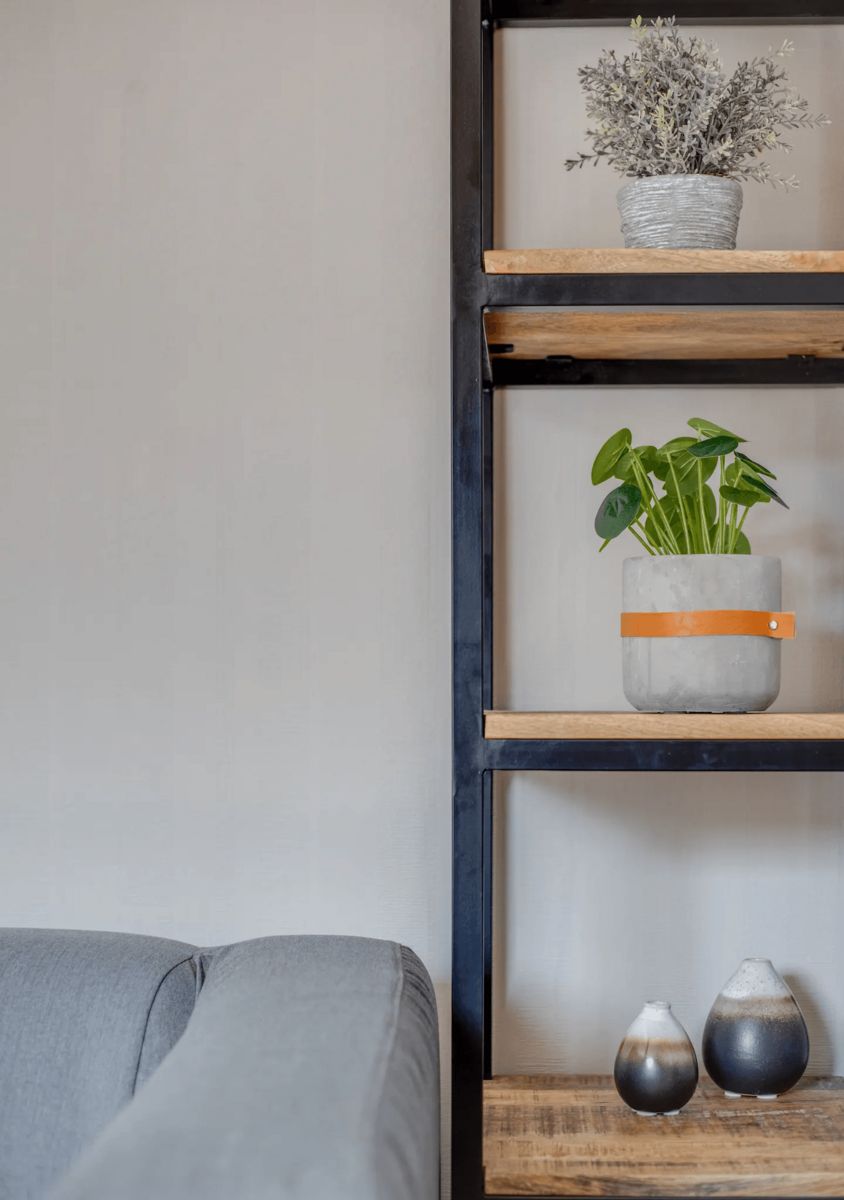 Stilvolle Einrichtung im Ferienhaus Tiny Lodge in Harderwijk, Veluwe, Gelderland mit dekorativen Elementen.