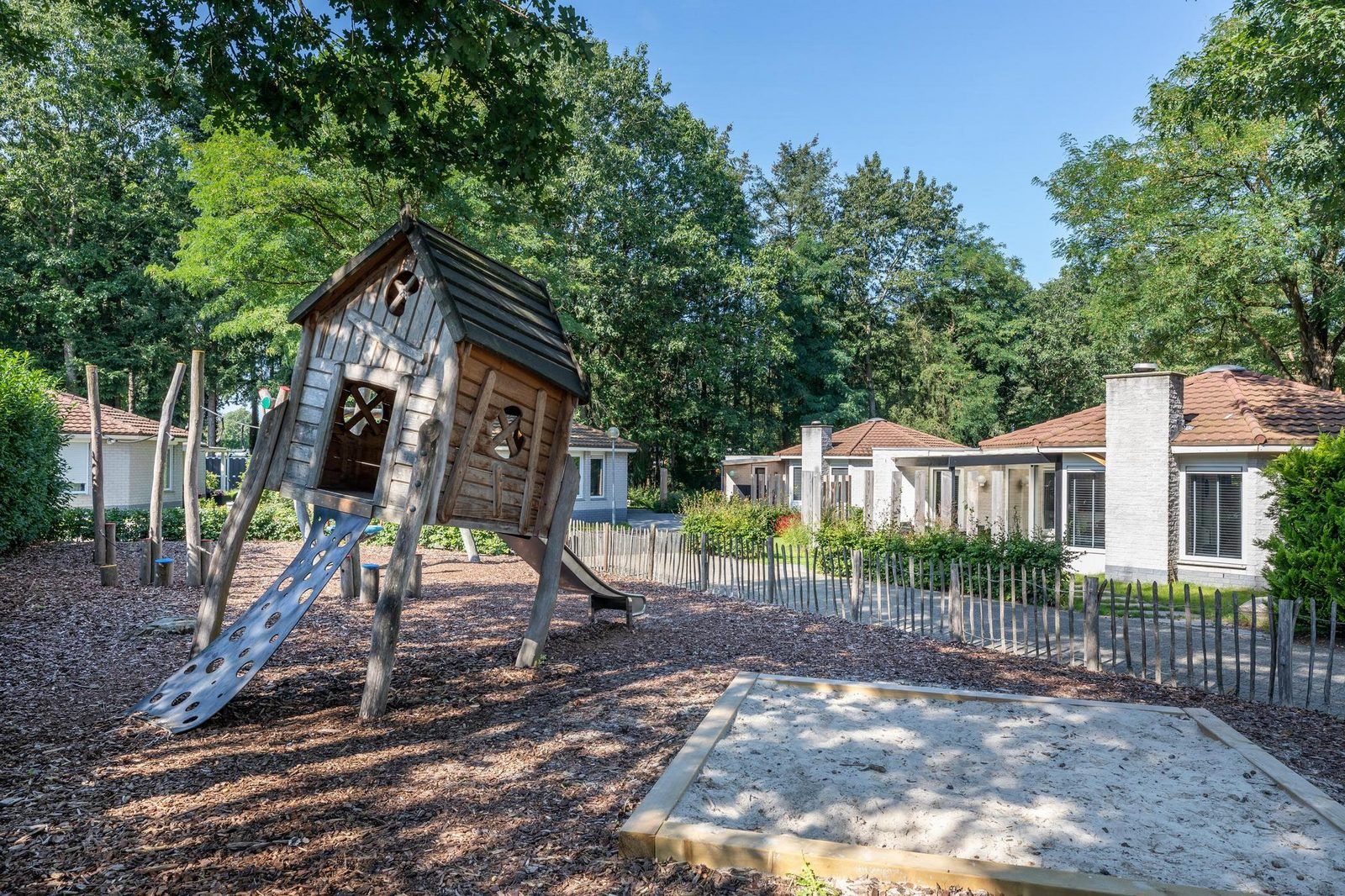 Spielplatz in der Naehe von Tiny Lodge in Harderwijk, Veluwe, Gelderland fuer Kinder.