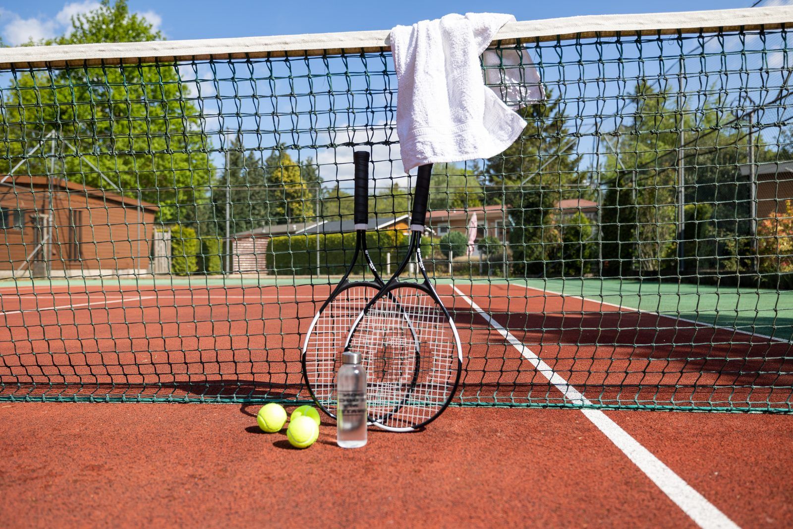 Tennisplatz im Ferienhaus Tiny Lodge in Harderwijk, Veluwe, Gelderland fuer sportliche Aktivitaeten.
