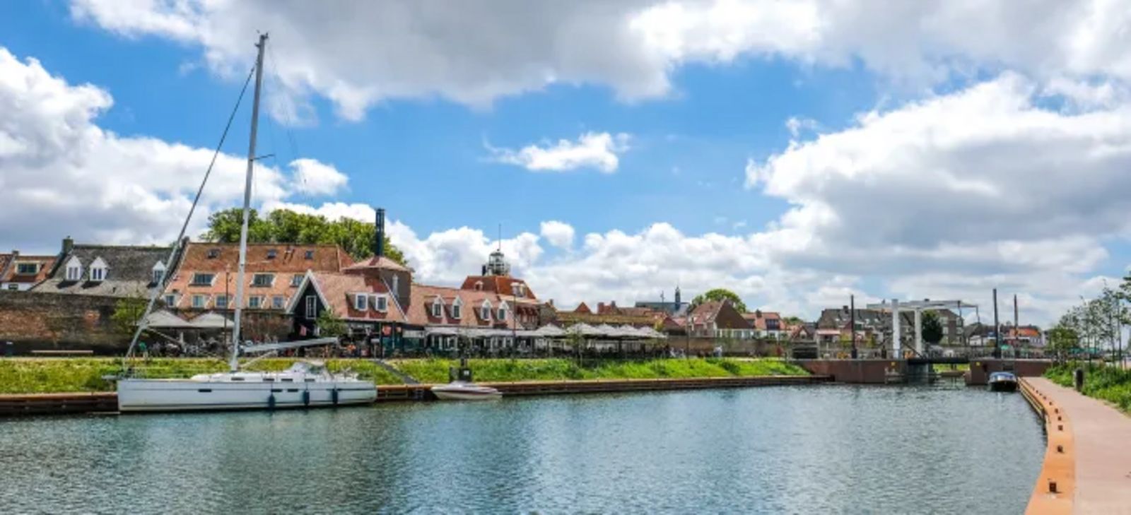 Der malerische Hafen von Harderwijk in der Naehe von Tiny Lodge in Veluwe, Gelderland, ist ein idealer Ort fuer einen stimmungsvollen Aufenthalt.