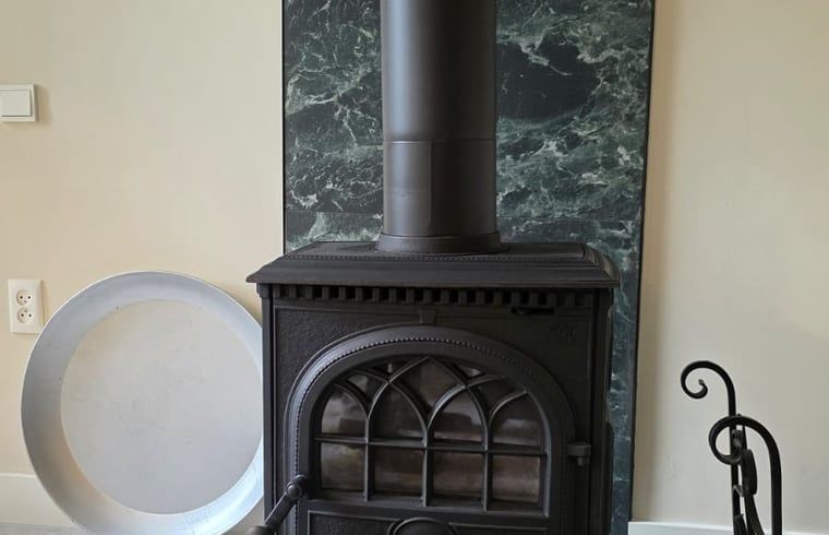 Gezellige houtkachel in Vakantiehuis in Hoenderloo, Veluwe. Perfect voor een warme sfeer in deze vakantiewoning in Gelderland.