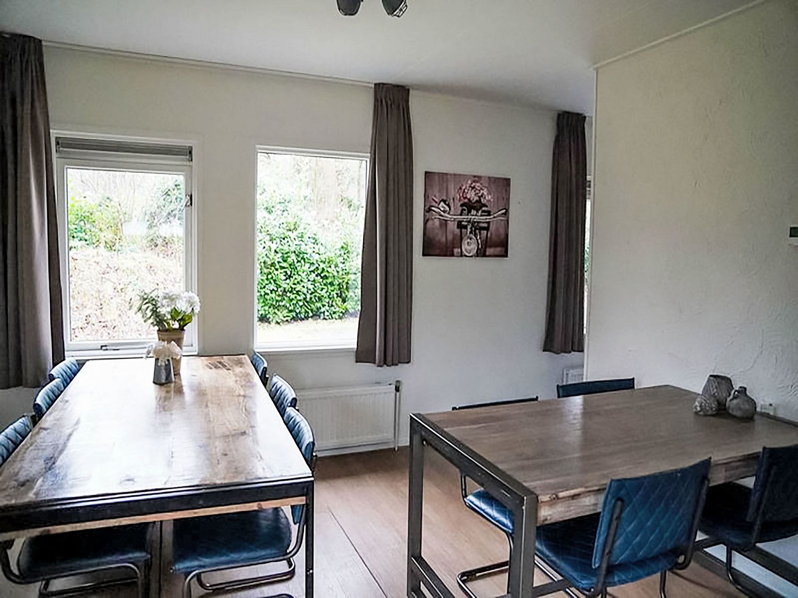 Speisesaal im Ferienhaus Specht, Hoenderloo, Veluwe, Gelderland mit Holztischen.