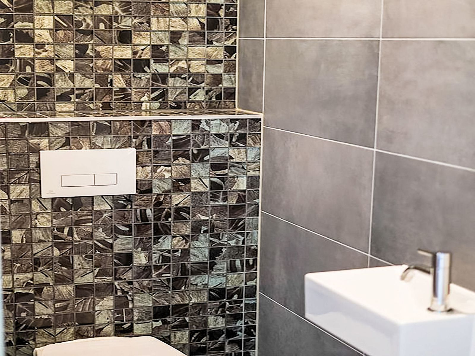 Modernes Badezimmer im Ferienhaus Specht, Hoenderloo, Veluwe, Gelderland mit Mosaikfliesen.