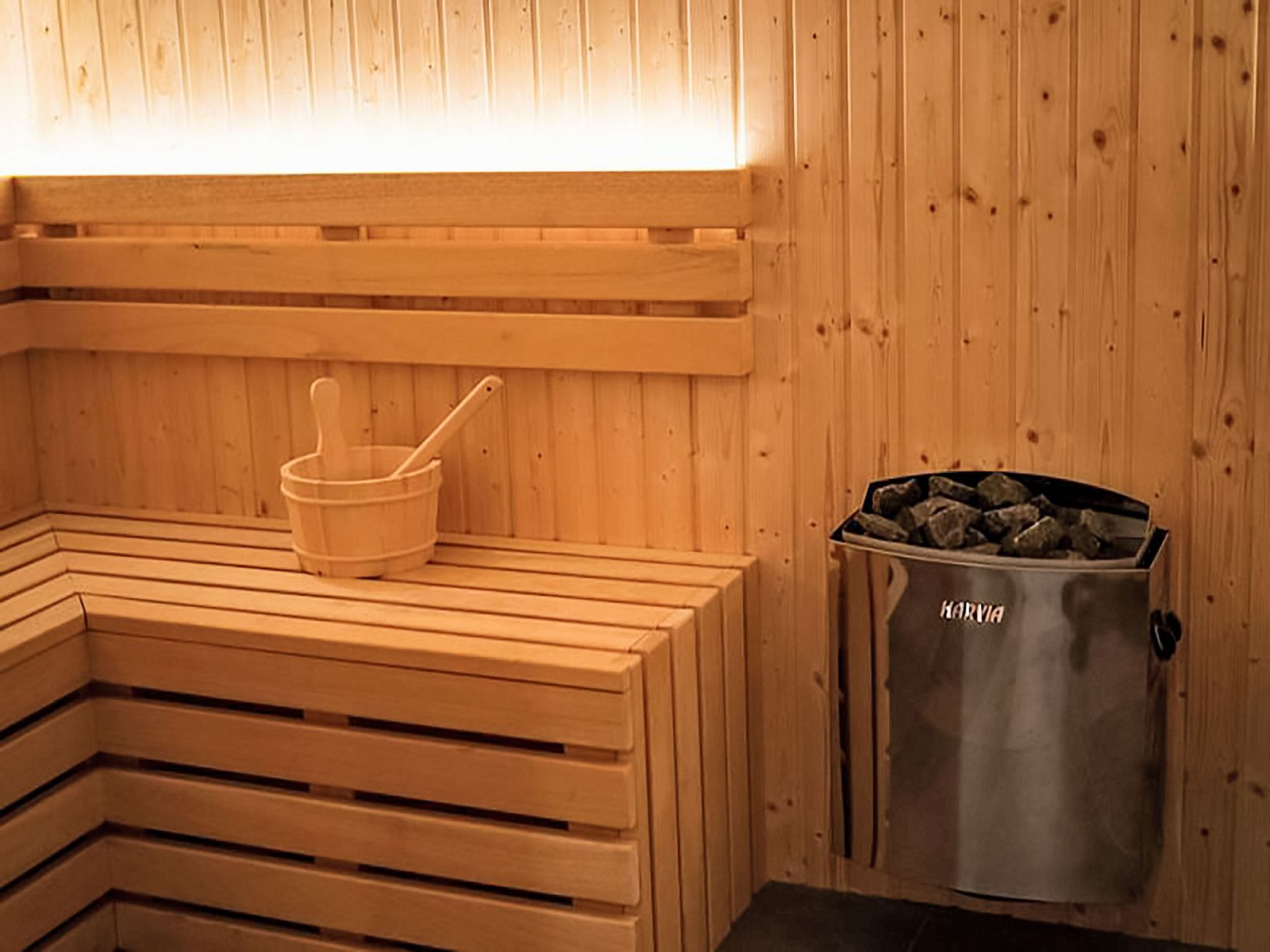 Luxussauna im Ferienhaus Specht, Hoenderloo, Veluwe, Gelderland mit Holzinterieur.