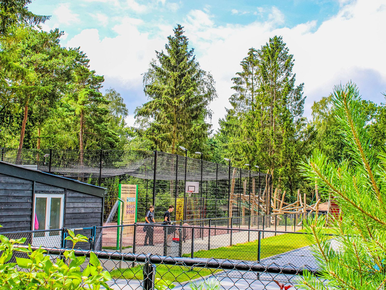 Luftaufnahme des Ferienhauses Specht und seiner Umgebung in Hoenderloo, Veluwe, Gelderland.