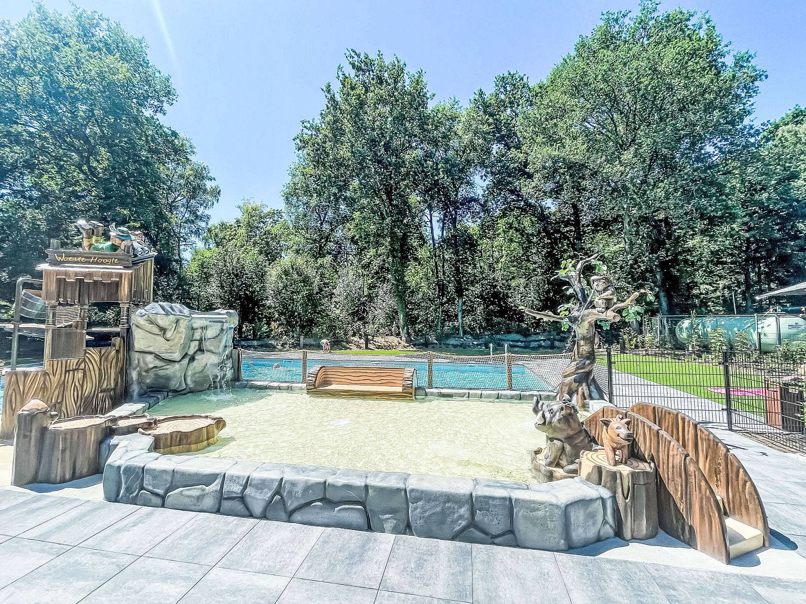 Eingang zum Ferienhaus Specht in Hoenderloo, Veluwe, Gelderland mit Terrasse und Gruenanlage.