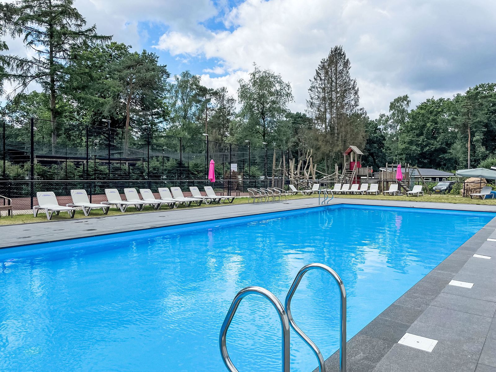 Spielplatz mit Wasser im Ferienhaus Specht, Hoenderloo, Veluwe, Gelderland.