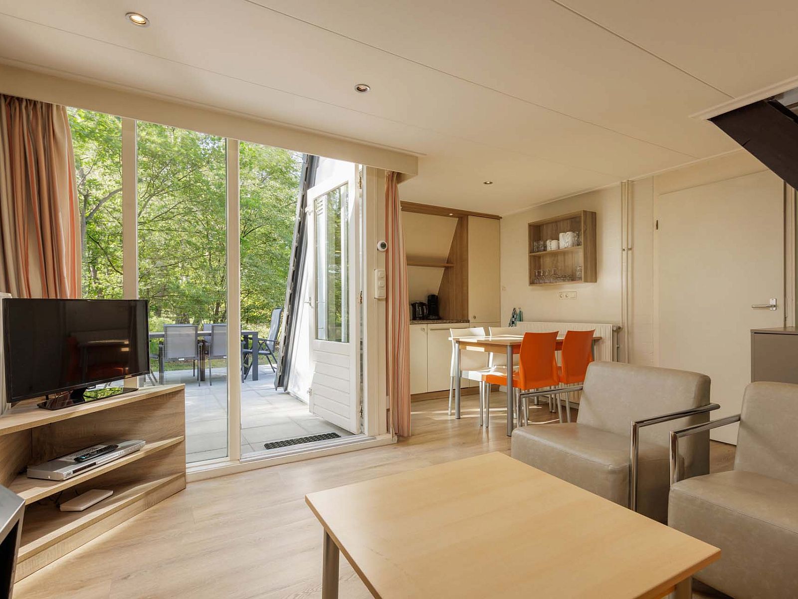 Gezellige binnenruimte van de Vrijstaande woning in Hoenderloo, vakantiehuis op de Veluwe in Gelderland, met uitzicht op terras en natuur.