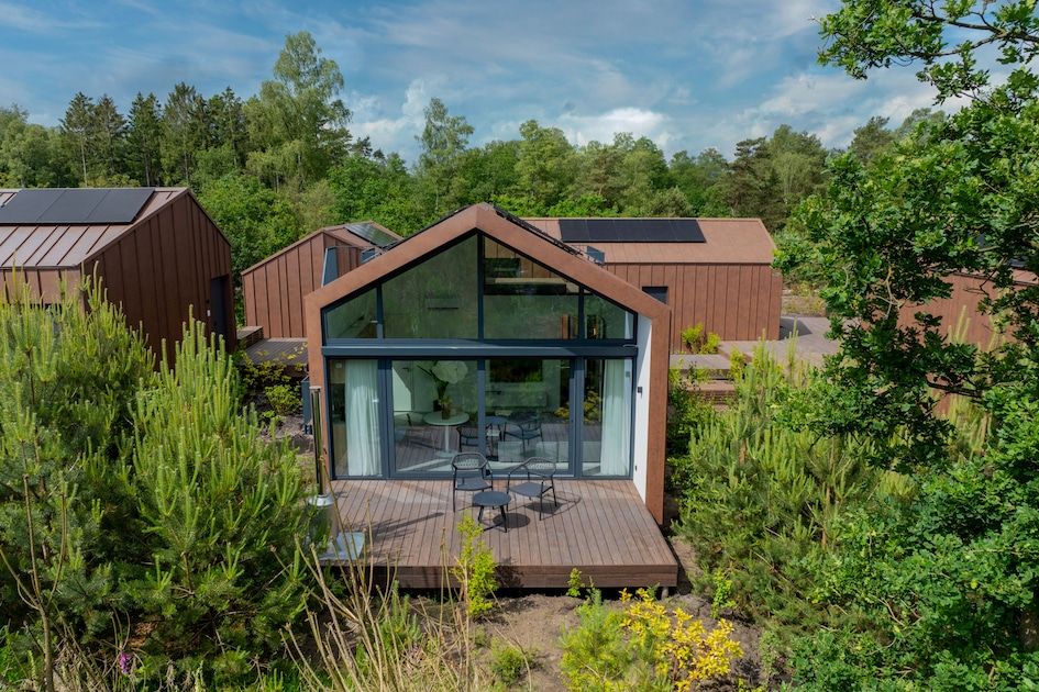 Vakantiehuis Supreme in Hoenderloo, Veluwe, omgeven door natuur met een uitnodigend terras voor een ontspannen verblijf in Gelderland.