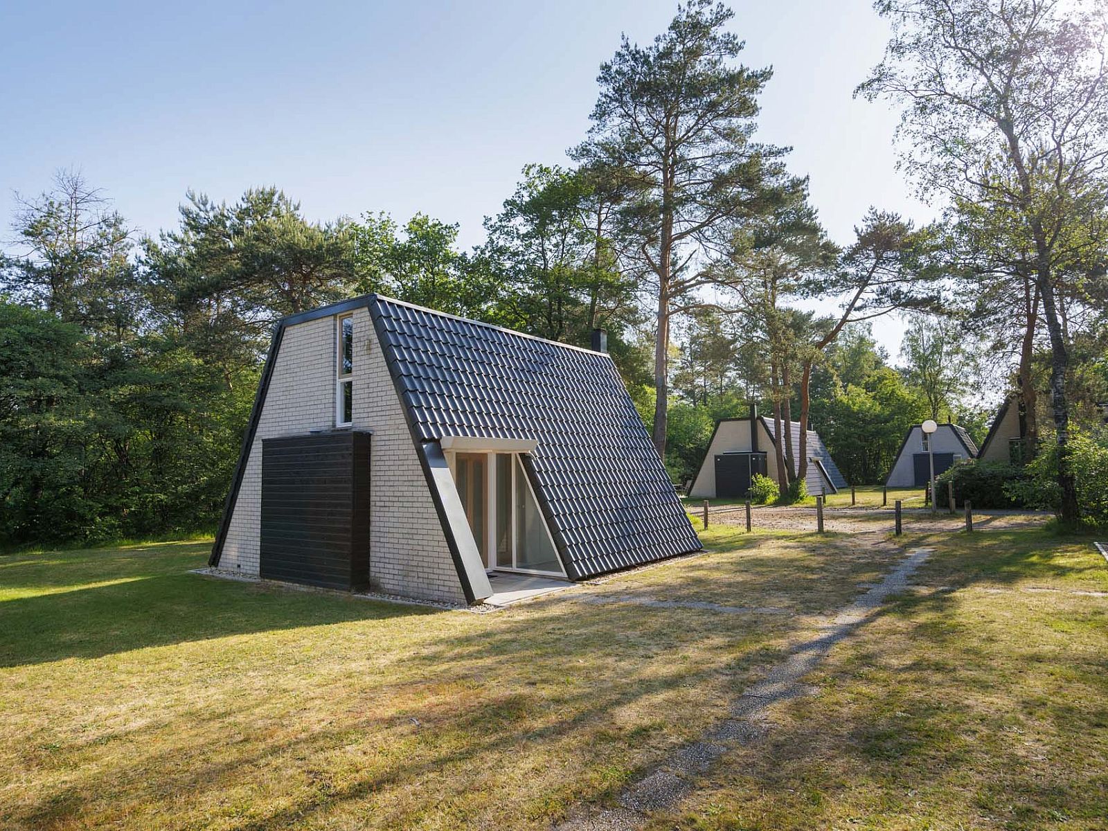 Side view of detached vacation home in Hoenderloo, Veluwe, Gelderland.