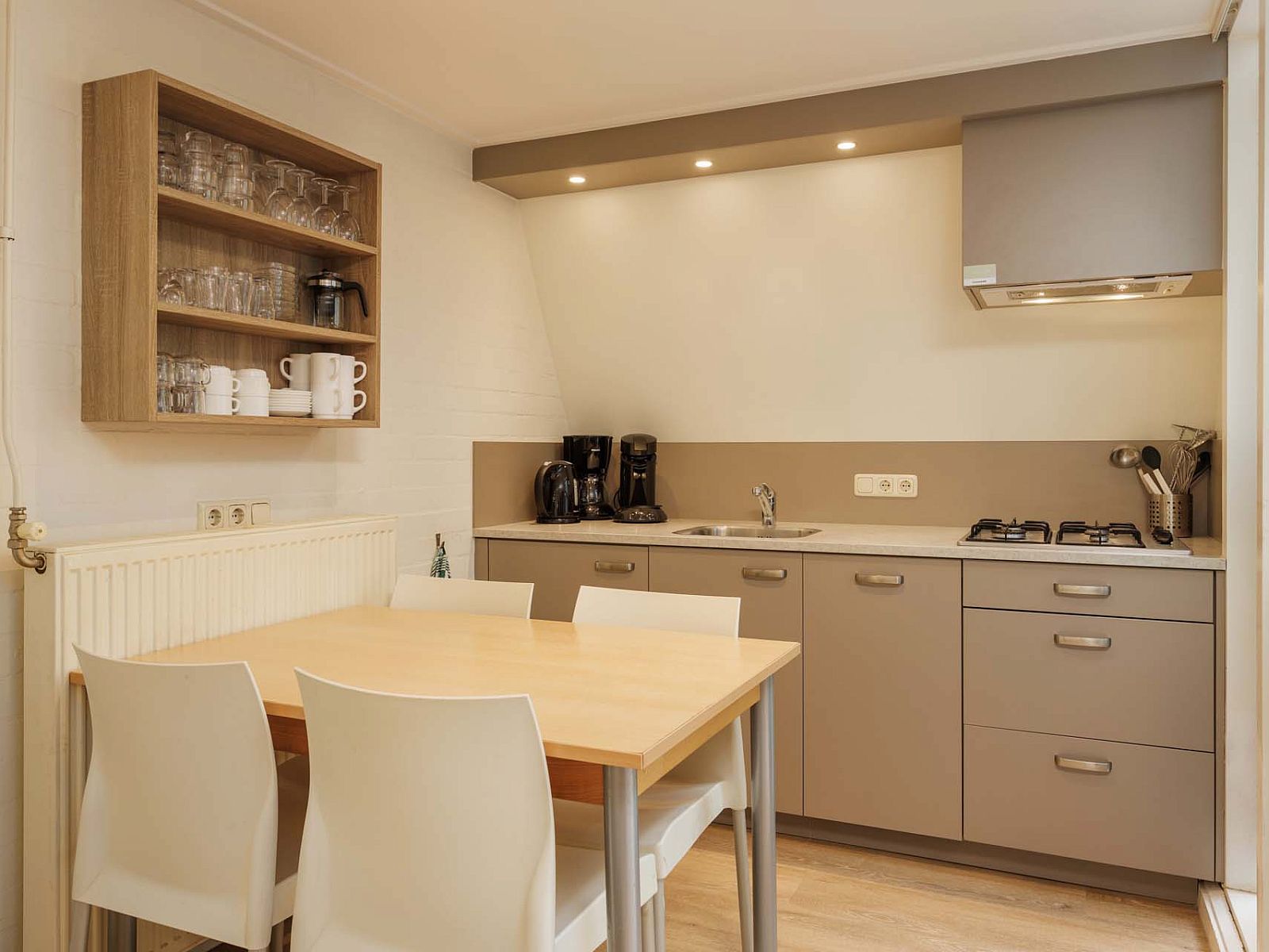 Kitchen and dining area in detached house Hoenderloo, vacation home Veluwe, Gelderland.