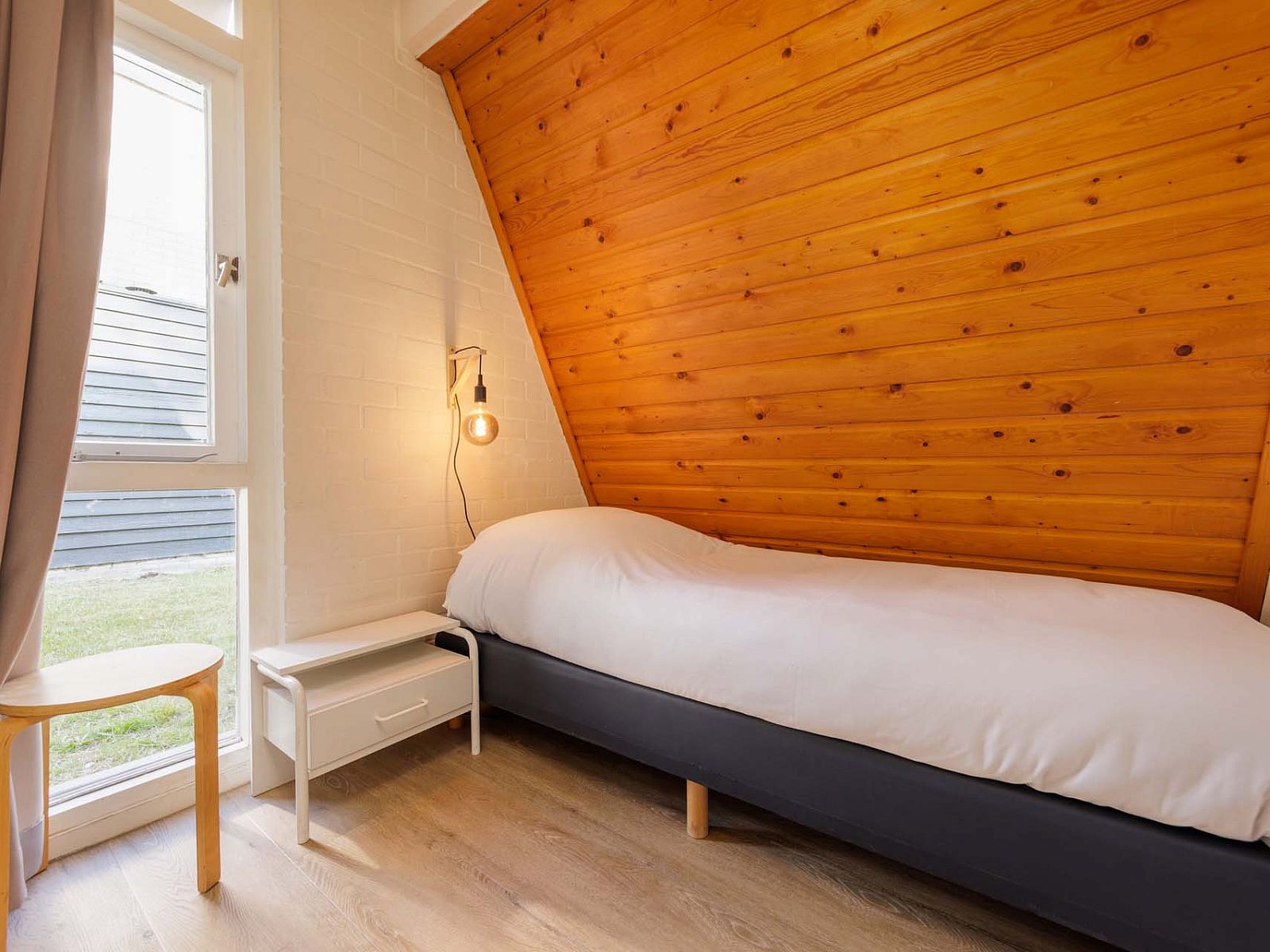 Single room with wooden details in detached house Hoenderloo, Veluwe, Gelderland.
