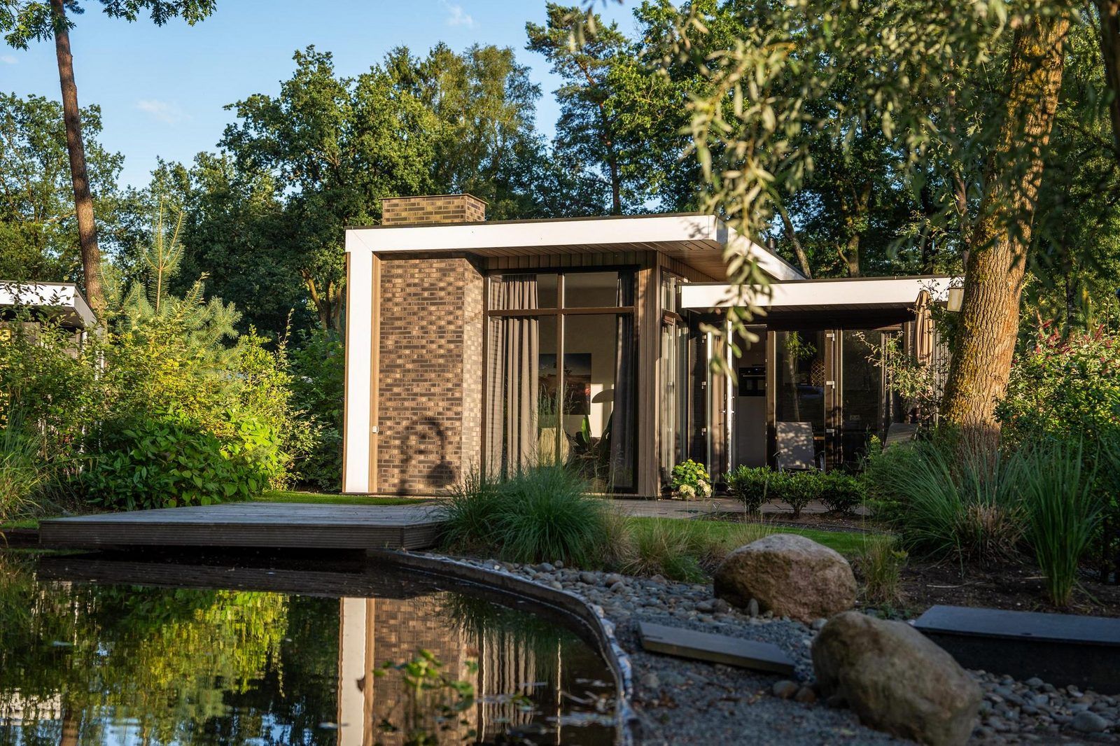 Vacation home Deerhoeve comfort in Hoenderloo, Veluwe. Modern vacation home with large windows and views of nature.