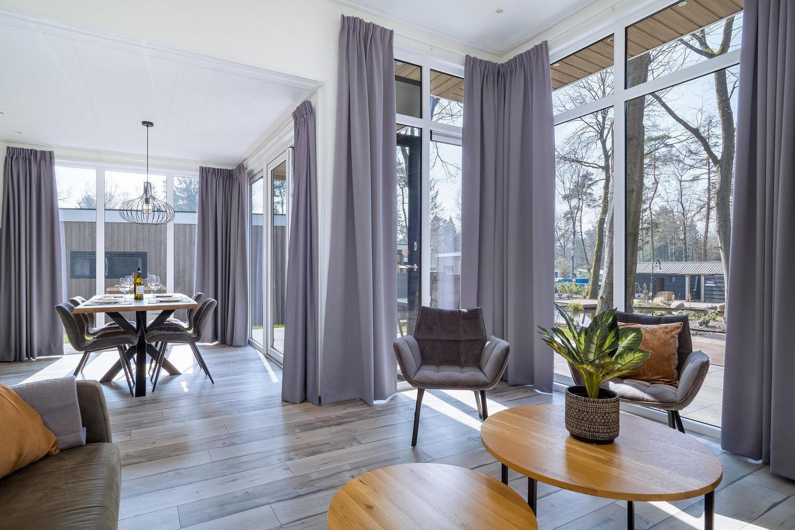 Bright living room of Vakantiewoning Hertenhoeve comfort in Hoenderloo, Veluwe. Comfortable furnishings and large windows.