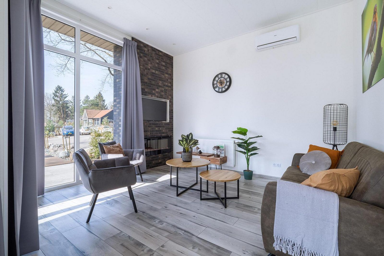 Modern living room in Vakantiewoning Hertenhoeve comfort in Hoenderloo, Veluwe. Cozy atmosphere with views of nature.